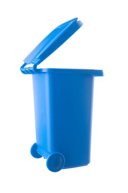 Beyaz arkaplanda izole edilmiş plastik mavi çöp kutusu