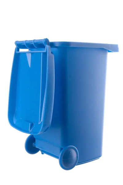 Beyaz arkaplanda izole edilmiş plastik mavi çöp kutusu — Stok fotoğraf
