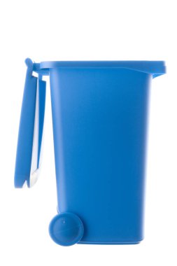 Beyaz arkaplanda izole edilmiş plastik mavi çöp kutusu
