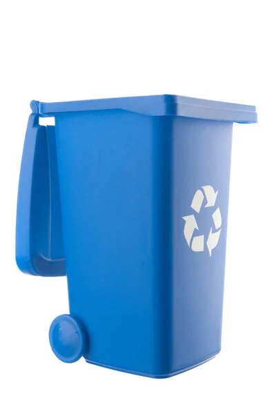 Пластик синий мусорный бак изолирован на белом фоне — стоковое фото