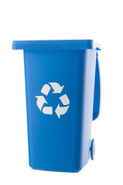 Beyaz arkaplanda izole edilmiş plastik mavi çöp kutusu