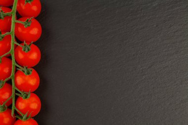 Taş tabakta taze kiraz domatesleri.