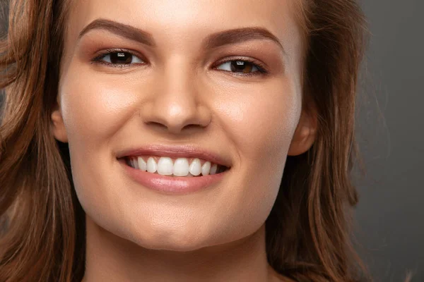 Beautiful cute brunette girl smiling. Studio portrait. — Stock Photo, Image