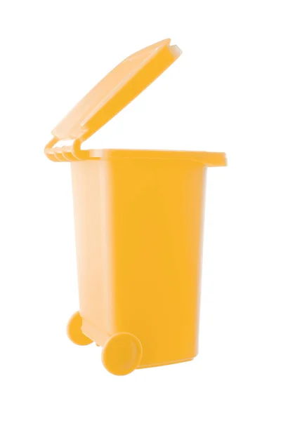 Πλαστικά κίτρινο κάδο απορριμμάτων που απομονώνονται σε λευκό φόντο — Φωτογραφία Αρχείου