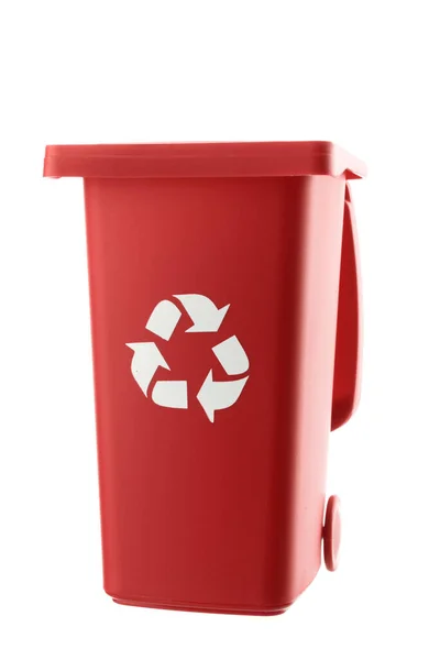 Пластиковая красная корзина для мусора на белом фоне Лицензионные Стоковые Фото