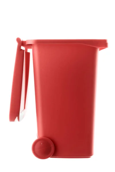 Пластиковая красная корзина для мусора на белом фоне — стоковое фото