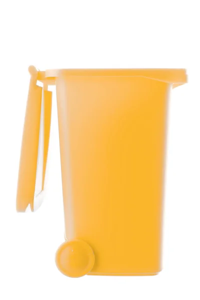 Пластиковий жовтий смітник може бути ізольований на білому тлі — стокове фото