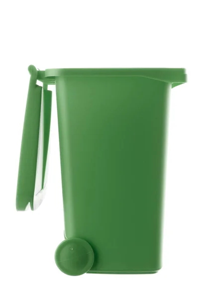 Papelera de plástico verde aislada sobre fondo blanco Fotos De Stock