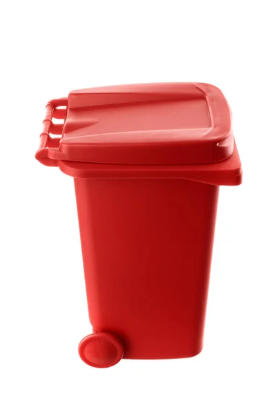 Papelera roja de plástico aislada sobre fondo blanco Imagen De Stock