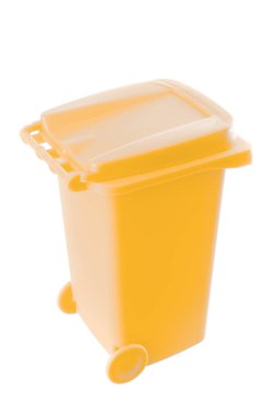 Beyaz arkaplanda izole edilmiş plastik sarı çöp kutusu