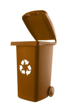 Plastik kahverengi çöp kutusu beyaz arkaplanda izole
