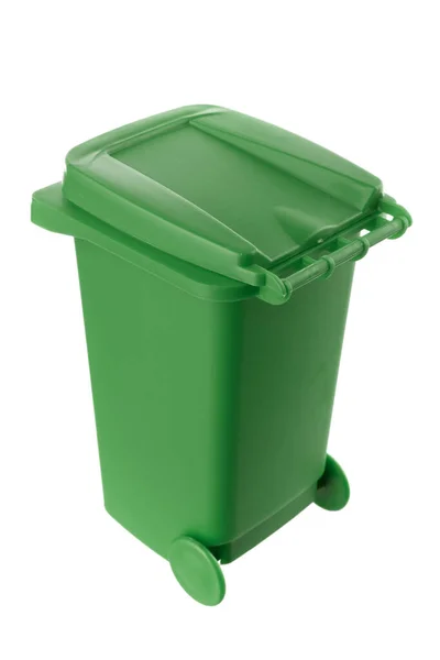 Пластик зеленый мусорный бак изолирован на белом фоне — стоковое фото