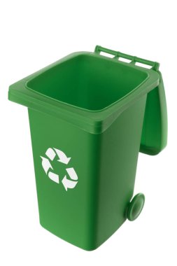 Beyaz arkaplanda izole edilmiş plastik yeşil çöp kutusu
