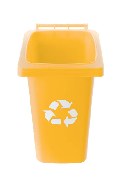 Plástico lata de lixo amarelo isolado no fundo branco — Fotografia de Stock