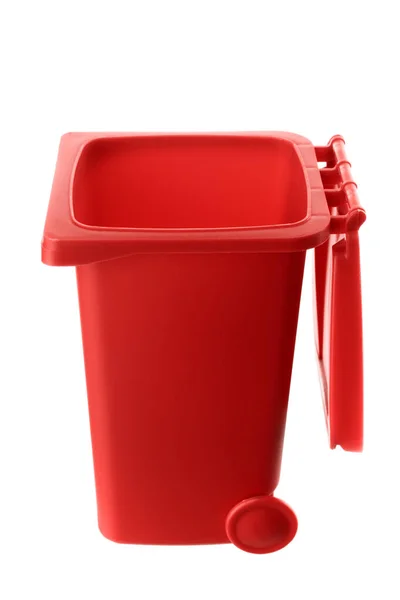 Пластиковая красная корзина для мусора на белом фоне — стоковое фото