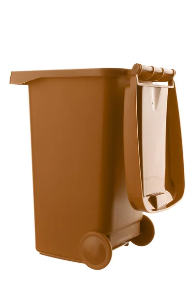 Пластиковый коричневый мусорный бак на белом фоне — стоковое фото
