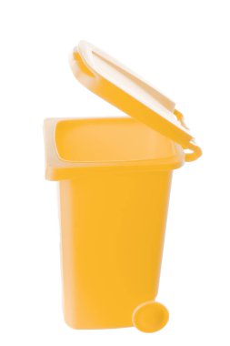 Beyaz arkaplanda izole edilmiş plastik sarı çöp kutusu