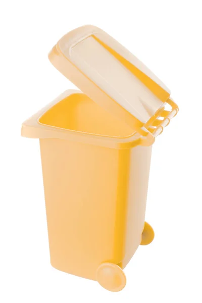 Пластиковый желтый мусорный бак на белом фоне — стоковое фото
