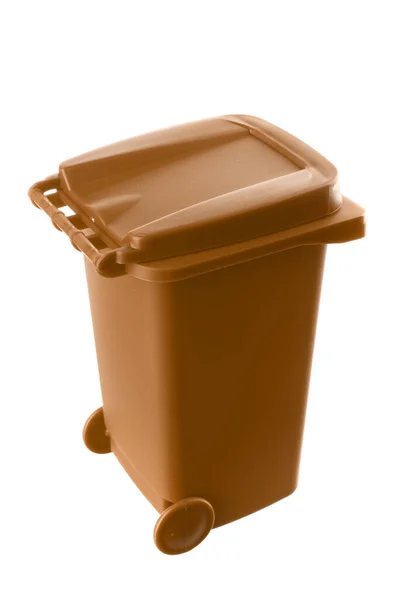 Пластиковый коричневый мусорный бак на белом фоне Стоковое Фото