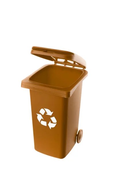 Пластиковый коричневый мусорный бак на белом фоне — стоковое фото