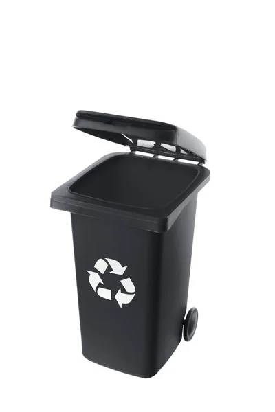 Plastikowy czarny kosz na śmieci izolowane na białym tle — Zdjęcie stockowe