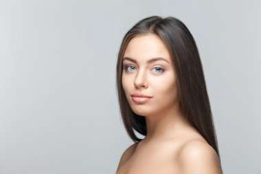 Beyaz arka plan üzerinde çekici güzel kadın portre 