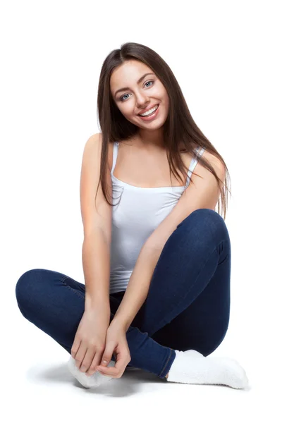 Belle fille assise sur un fond blanc isolé — Photo