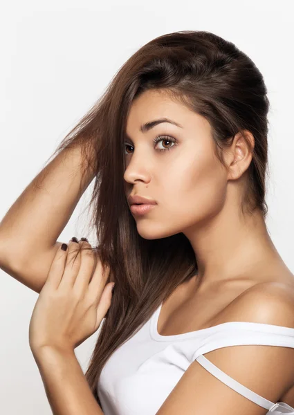 Beleza mulher retrato de adolescente menina bonita alegre desfrutando w — Fotografia de Stock