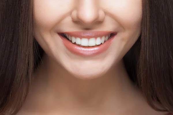 Sorriso feminino. Clareamento dos dentes. Cuidados dentários . — Fotografia de Stock