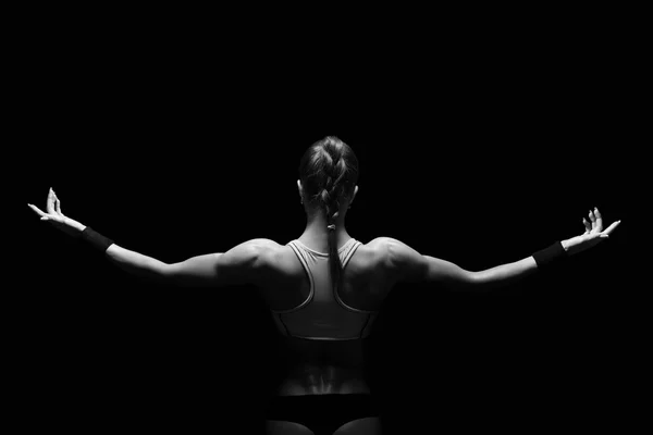 Mujer joven atlética mostrando músculos de la espalda — Foto de Stock