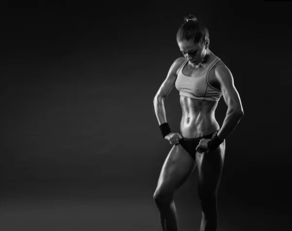 Жінка в спортивному одязі розслабляється після тренування — стокове фото