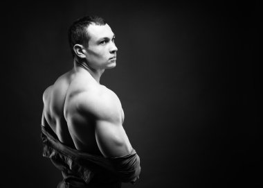 kaslı atletik erkek gömleğini alır