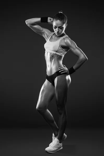 Спортивный портрет женщины в спортивной одежде с вырезкой пути — стоковое фото