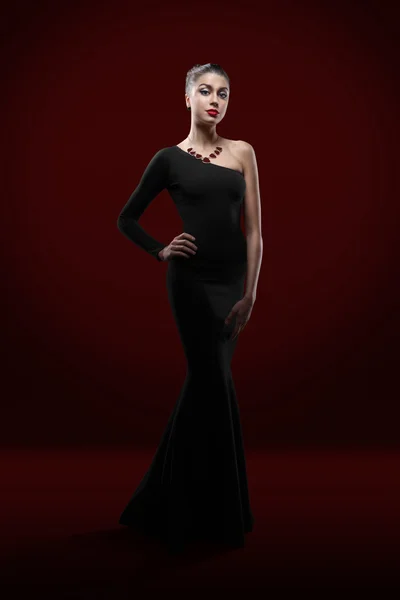 Mooie vrouw model poseren in elegante jurk in de studio — Stockfoto
