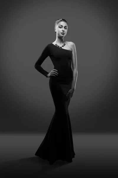 Красивая женщина-модель позирует в элегантном платье в студии — стоковое фото