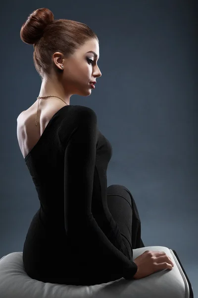 Mode foto av vacker dam i elegant klänning — Stockfoto
