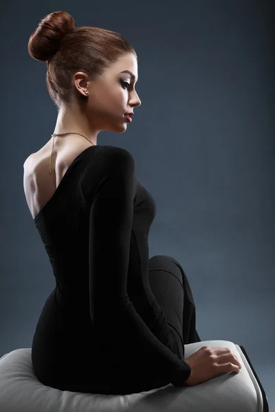 Zarif bir gece elbisesi içinde güzel bir bayanın moda fotoğrafı.