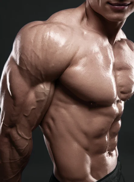 Modelo masculino musculoso mostrando sus bíceps Fotos De Stock Sin Royalties Gratis