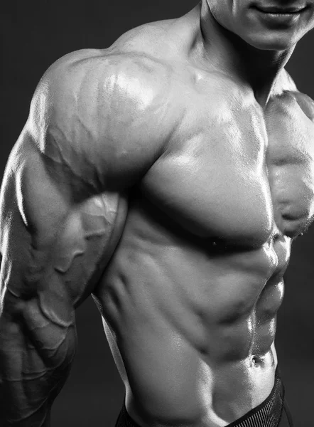 Izmos férfi modell pontosan feltünteti a bicepsz Stock Kép
