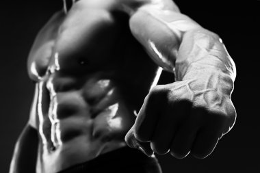 Onun yumruk ve damar yakışıklı kaslı vücut geliştirmeci gösterir.