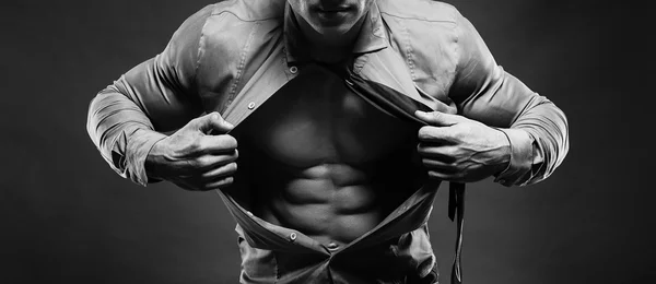 Mladý muž zobrazení břišní svaly drží otevřené jeho styl — Stock fotografie
