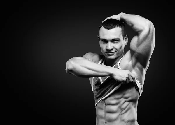 A man shows his abdominal muscles — Stock Photo, Image