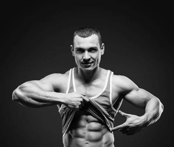 Um homem mostra seus músculos abdominais — Fotografia de Stock