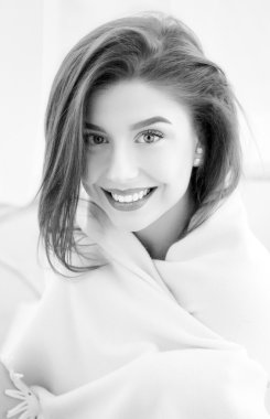 gülümseyen güzel genç kadın