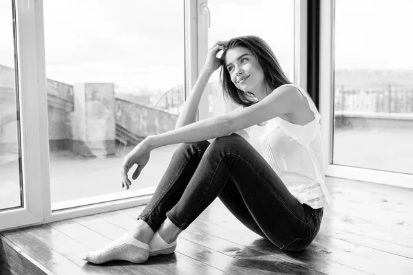 Sorrindo menina bonita em jeans azul — Fotografia de Stock