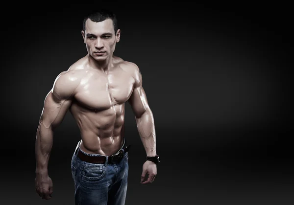 Belo modelo masculino muscular em jeans — Fotografia de Stock
