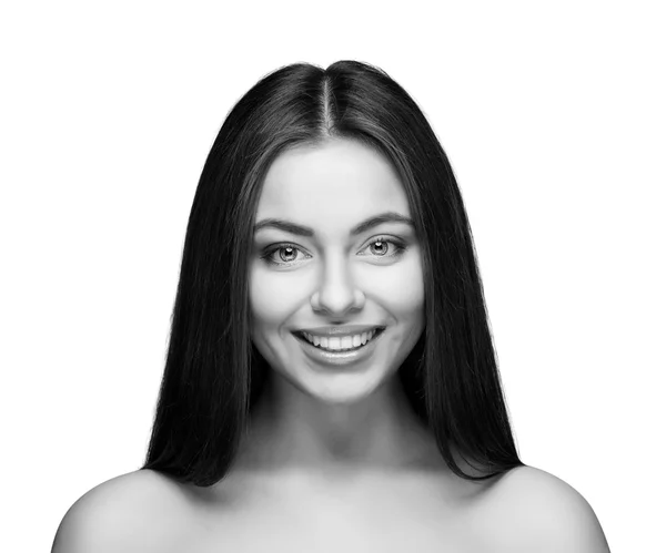 Привлекательный портрет улыбающейся женщины на белом фоне — стоковое фото