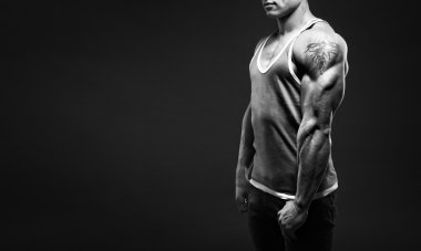 kot pantolon güçlü adam triceps gösterir
