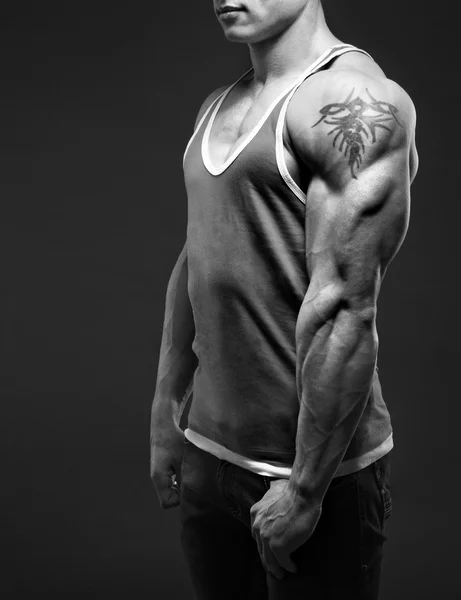 Stark man i jeans visar triceps — Stockfoto