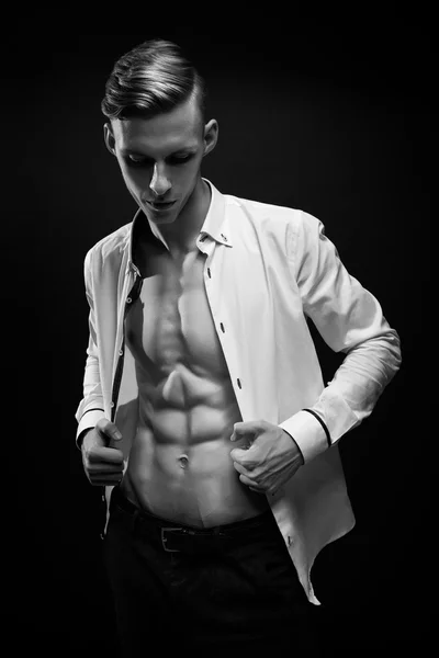 Jeune homme athlétique Fitness Modèle Torse montrant six pack abs . — Photo